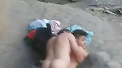 Sur la plage, cochonne mariée