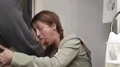 Milf suce la grosse bite et avale les jolies filles nues