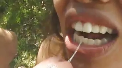 Asiatique fille obtention une agréable soin du visage!!! - manuellement salope toute nue