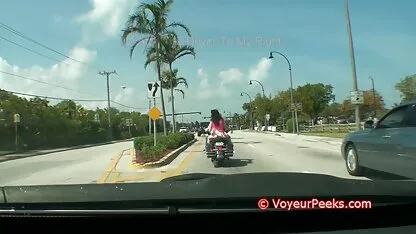 Poulet sur une jupe de vélo, sans culotte? video femmes seins nus
