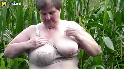 Big mama fais ça dans un champ de maïs porno lesbien sm