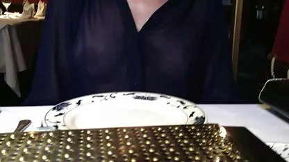 Jetez un oeil à travers le haut dans le massage xxx francais