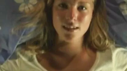 Il joue avec elle-même sur le lit sex arab f