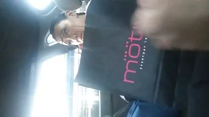 Homme dans une voiture clignotant pour les filles film x amateur allemand