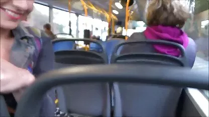 Spermawalk dans le bus, film de lesbienne gratuit