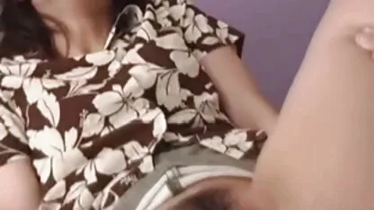 Asiatique jouet jusqu'à ce que sa chatte est bonne et l'eau xxx africaines