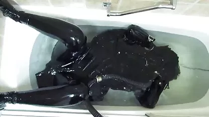 Fille en caoutchouc dans la salle de bain.  xnxx hom
