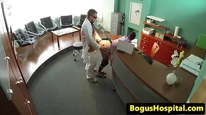 Médecins inspection de L'hôpital sur la table film streaming francais x