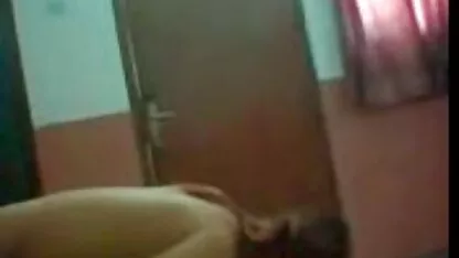 Frapper avec les clients.  femme en cuir porno