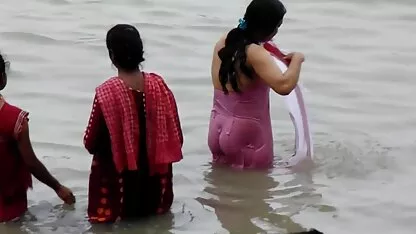 Salle De Bain Dans Le Gange extrait vidéo amateur