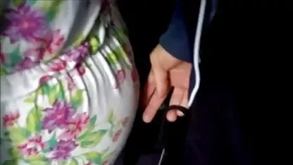 Il aime que je lui touche le cul dans le bus.
