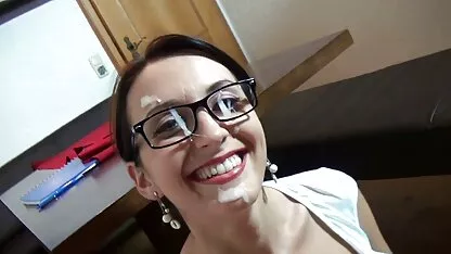 Chaud allemand brunette obtient privé leçon et une soin du visage  video porno xxxl