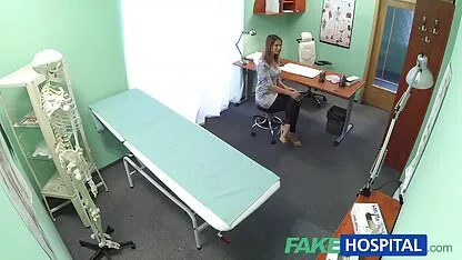 Auteur amateur caché par son médecin fille nue tukif