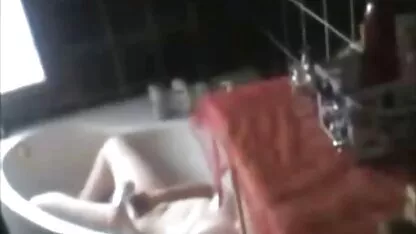 Espionner ma soeur se masturber dans la salle de bain sex arab ronde