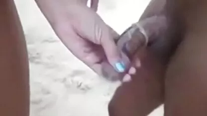 Il s'amuse avec deux noirs sur la plage. porno telechargement