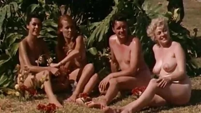 Les filles s'amusent dans la station balnéaire des années 1960) film porno gratuit marc dorcel