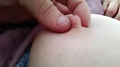 Jouer avec les mamelons vieux fatigué. vidéo gratuite film x
