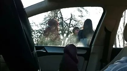 Voiture 4 filles dans un arrêt de bus six xnxn