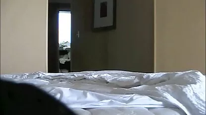 Femme de ménage flash femme en legging porno