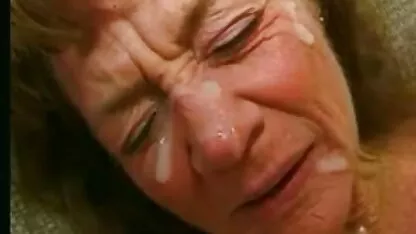 Grand-mère rides comme 4 pénis et beaucoup de sperme.  film x pornivore