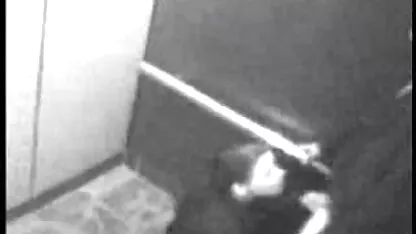 Sécurité cam-fellation dans un ascenseur xxx homme avec homme