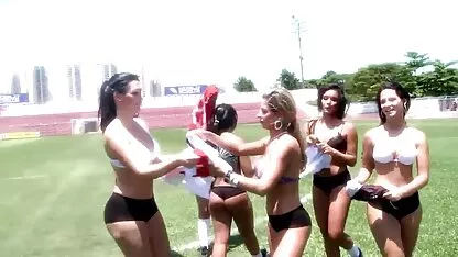 Fille jouant au football  film porno latina