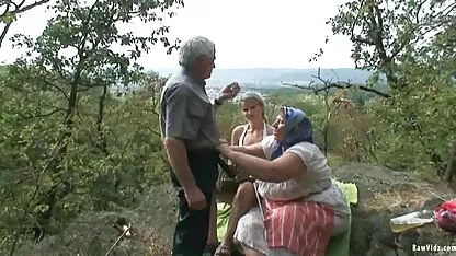 Blonde voyeuriste avec le vieux couple fille nue sexy