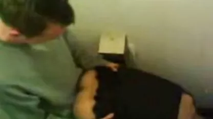 Pris votre fille avec votre tête dans les toilettes les filles nues