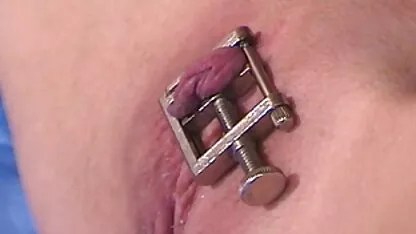 Bondage, lié par le lit par dom avec les lèvres de sa chatte grande ouverte.  xxx pornno