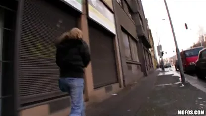 Fille accepte de prendre de l'argent pour la baise publique porno xxxnn