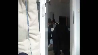 Service de chambre rire! meuf nue jeune