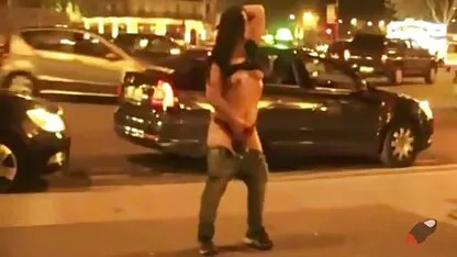 La jeune fille Danseuse nue devant le public. poeno arab