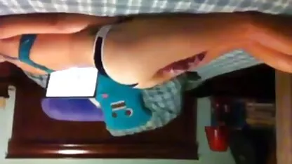 Belle femme portant une jupe et montrant comment l'humidité de son vagin. telecharger des video porno gratuit