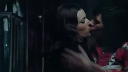Emilienne scène lesbienne jeunes nues