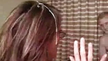 Jeune dans ses cheveux et elle se retourne sites de films pornographiques
