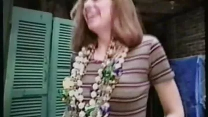 Poussière de scie dans mardi gras 1997 porno traduit en arabe