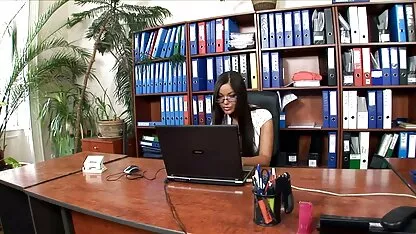 Secrétaire chaude en talons hauts films x mère et fils