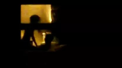 Espionnage des gens-sexe à la fenêtre porno fille et garçon