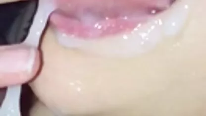 Gros Gros plan éjaculation dans la bouche-visage grande femme xxx