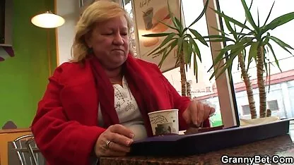 Grand-mère est le barrage filme sexi video
