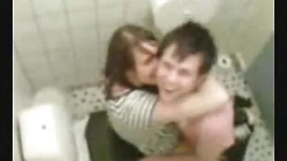 La mère en lavabo de un bar video gratuite minet