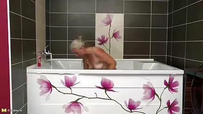 La mère des garçons dans la salle de bain video x francais amateur