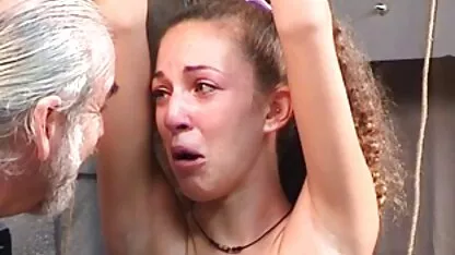 Lié chienne pleure après coup, bouclés sex française amateur