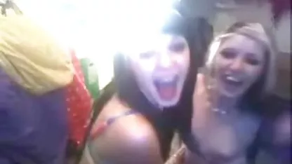 Deux filles sexy à faire sur la came porno vélo