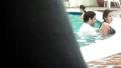 Sexe dans la piscine publique lesbienne tres cochonne