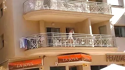 Fille Caméra cachée Sans Culotte sur le balcon retro porn hd