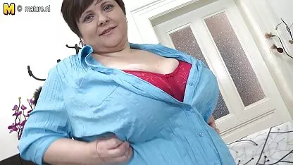 Grande maman jouer avec elle-même sexe avec une arabe