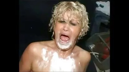 ♪ Le vieux, avec trois beaux ♪  extrait de film porno lesbienne