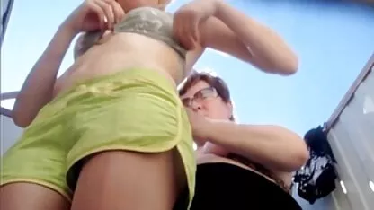 Mère et pas sa fille sur la plage, ve porno