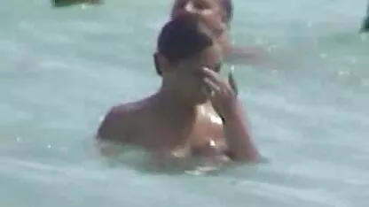 Sein et se déshabiller video de lesbienne nue